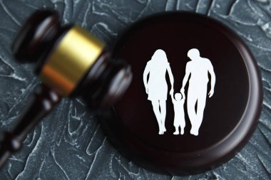 Cutout aile ve renkli mektuplar çocuk velayeti ve aile hukuku concep ile ilgili