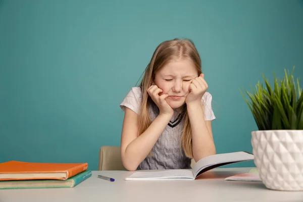 Education and school concept - smiling little student girl with many books at school — Stock Photo, Image