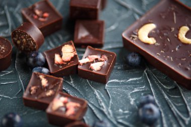 Fındık ve kurutulmuş meyveler ile RAW Vegan el yapımı çikolata