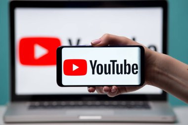 Tula, Rusya 17. 06 2019 YouTube dizüstü ve telefon ekranında.
