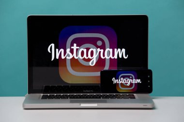 Tula, Rusya 17. 06 2019 laptop ve telefon ekranında Instagram.