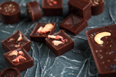 Fındık ve kurutulmuş meyveler ile RAW Vegan el yapımı çikolata