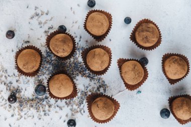 Fındık ve kurutulmuş meyveler ile RAW Vegan el yapımı çikolata