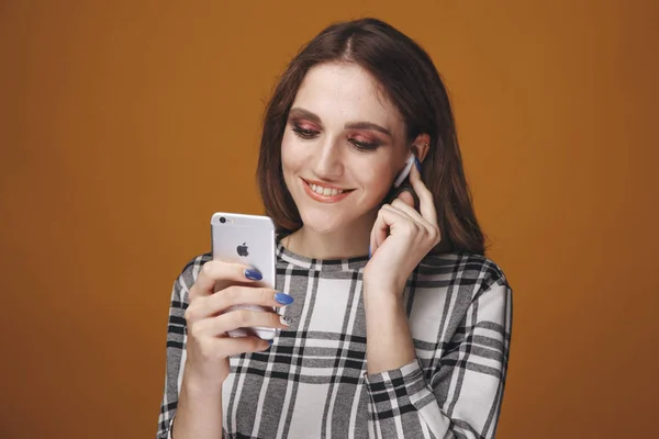 Tula, Rusko - 24. ledna 2019: Šťastná žena gaučink Apple Airpods — Stock fotografie