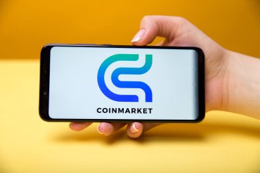 Tula, Rusya 17. telefon ekranında 06 2019 coinmarket.