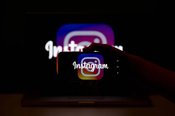 Tuła, Rosja 17. 06 2019 Instagram na wyświetlaczu laptopa i telefonu. — Zdjęcie stockowe