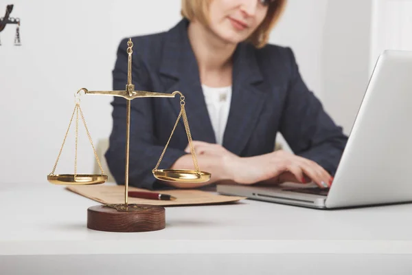 Jurisprudentie concept. Vrouw pleitbezorger op het bureau zitten geïsoleerd. — Stockfoto