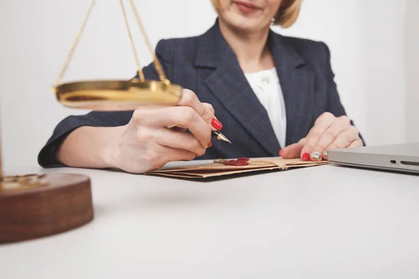 Vrouw jurist schrijven op het papieren document geïsoleerd. — Stockfoto