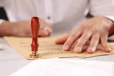 Belgeyi damgalama adam noter el mürekkep üzerinde yakın çekim. Noter
