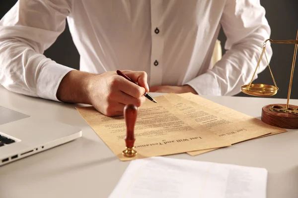 Detailní záběr na člověka veřejný notář ruku inkoustového razítkování dokument. Notář — Stock fotografie