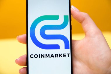 Tula, Rusya 17. telefon ekranında 06 2019 coinmarket.