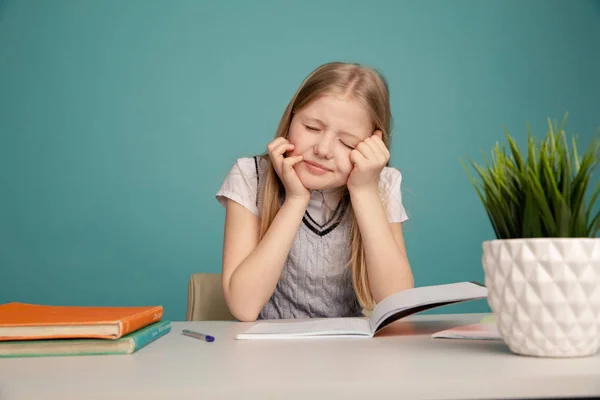 Education and school concept - smiling little student girl with many books at school — Stock Photo, Image