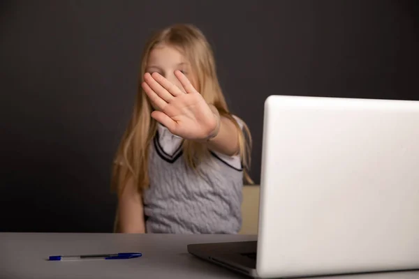 Bilgisayarın önünde izole dur işareti gösteren kızgın çocuk. — Stok fotoğraf