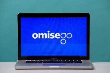 Tula, Rusya 17. 06 2019 omisego dizüstü ekranda.