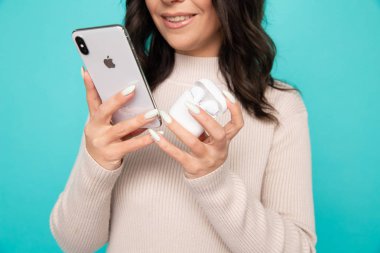 Tula, Rusya - 24 Ocak 2019: Mutlu kadın dinleme müzik Apple Airpods