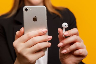Tula, Rusya - 24 Ocak 2019: Mutlu kadın dinleme müzik Apple Airpods