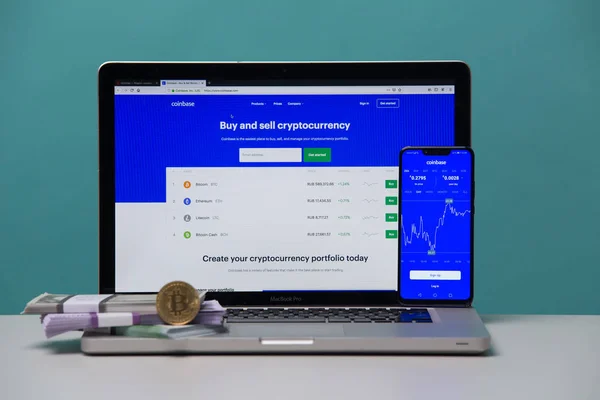 Tula, Rusia 17. 06 2019 Coinbase pada tampilan laptop dan telepon . — Stok Foto