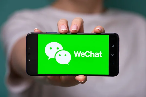 Тула, Россия 17. 06. 06 WeChat 2019 на дисплее телефона . — стоковое фото