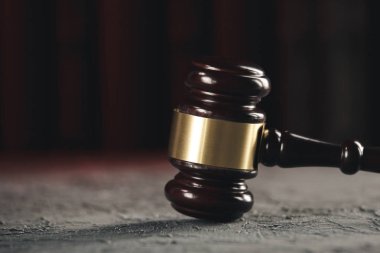 Ahşap toktol izole masada.