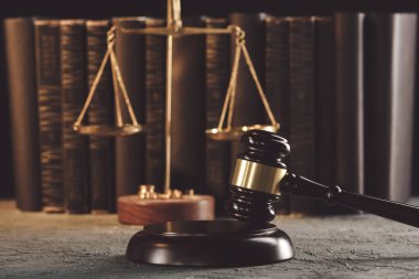 Avukat ve noter konsepti. Masada tahta tokmak ve terazi..