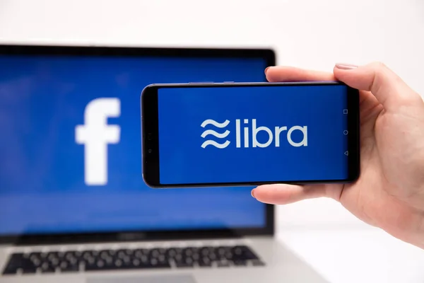 Tula 2.08.2019 Libra Facebook na obrazovce telefonu a počítače. — Stock fotografie