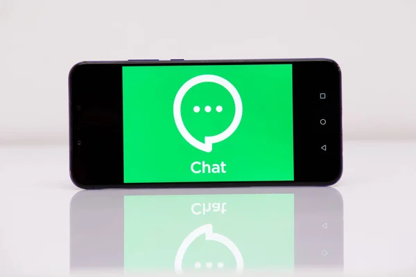 Tula 2.08.2019 Synology Chat na wyświetlaczu telefonu. — Zdjęcie stockowe