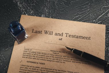 Masanın üzerinde eski noter belgesi izole.