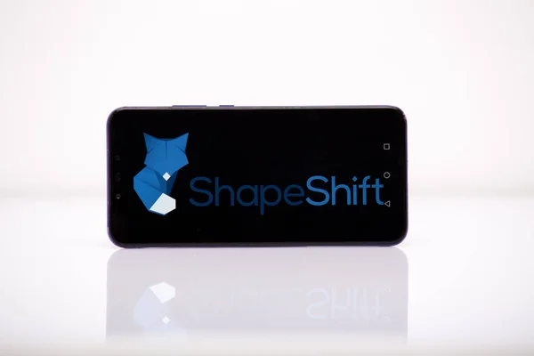 Tula 2.08.2019 ShapeShift en la pantalla del teléfono . — Foto de Stock