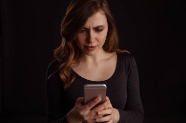 Ciddi sinirli kız kol telefonu tutarak ve ne oluyor anlamıyorum.