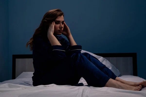 Mujer insomne en la cama en la oscuridad. Insomnio en el hogar concepto . —  Fotos de Stock