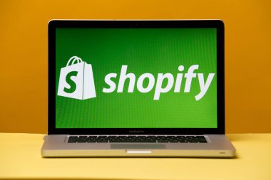 Tula, Rusya 17. 06 2019 Laptop ekranında Shopify.