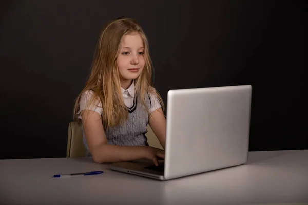 Boldog kis lány Infront a laptop gépelés elszigetelt. — Stock Fotó