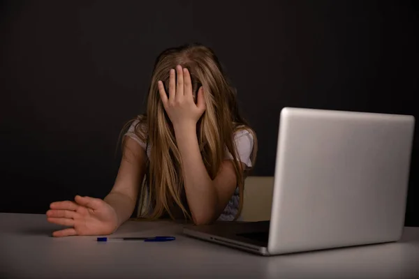 Nudná a unavená holčička, co sedí před počítačem. Pocit zvrácený koncepce. — Stock fotografie