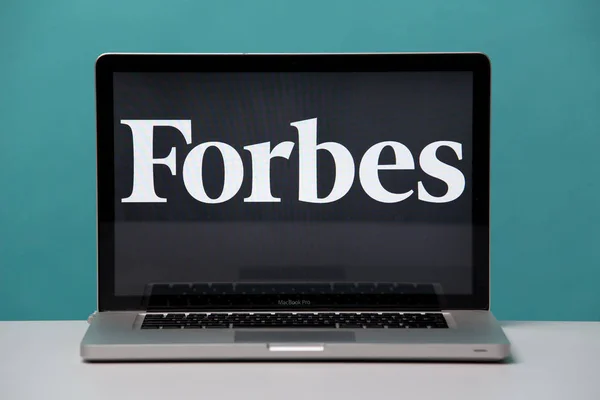 Tula, Rusia 17. 06 2019 Forbes en la pantalla del portátil . — Foto de Stock