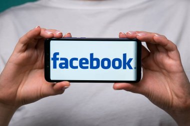 Tula, Rusya 17. 06. 2019 Facebook telefon ekranında.