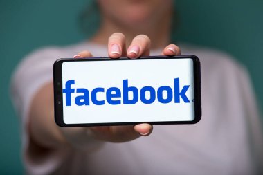 Tula, Rusya 17. 06. 2019 Facebook telefon ekranında.