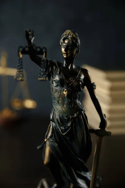 Lady Justice, Themis, la statue de la justice dans le ciel. avocat cour avocat juge salle d'audience — Photo