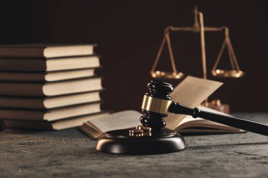 Bir ağaçtan kırık bir kalp figürü üzerinde Alyans, ahşap bir arka plan üzerinde bir yargıç çekiç. Boşanma boşanma işlemleri