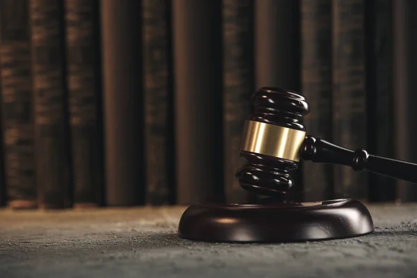 Jogi fogalom - nyílt törvény-könyv egy fából készült bírák marok tábla a tárgyalóteremben vagy törvény végrehajtási Hivatal a kék háttér. — Stock Fotó