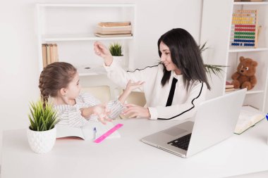 Ev öğretmen kavramı. Birlikte ev ödevi yapmak.