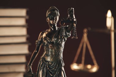 Masanın üzerinde bronz adalet heykeli izole edildi. Noter kavramı.