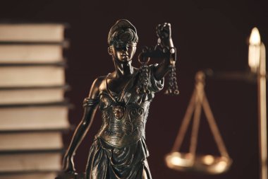 Masanın üzerinde bronz adalet heykeli izole edildi. Noter kavramı.