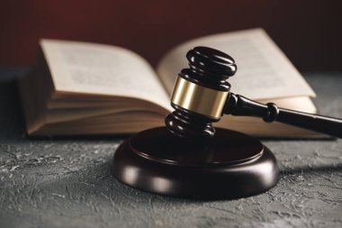 Avukat ve noter kavramı. Masanın üzerinde ahşap tokparal.