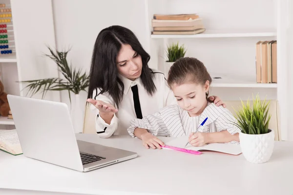 Home tutor concept. Samen huiswerk doen. — Stockfoto