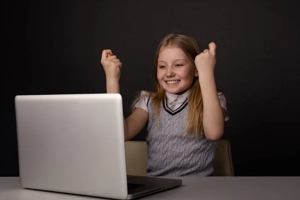 Glückliches kleines Mädchen vor dem Laptop, das isoliert tippt. — Stockfoto