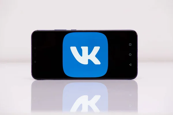 Tula 2.08.2019 Vk en la pantalla del teléfono . — Foto de Stock