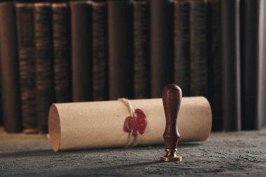 Avukat ve noter kavramı. İzole masanın üzerindeki damga ve kağıt.