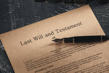 Masanın üzerinde eski noter belgesi izole.