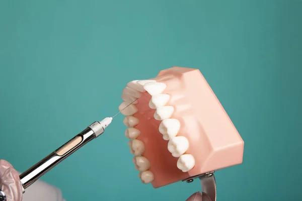 Foto do processo de fazer uma anestesia em uma mandíbula isolada . — Fotografia de Stock