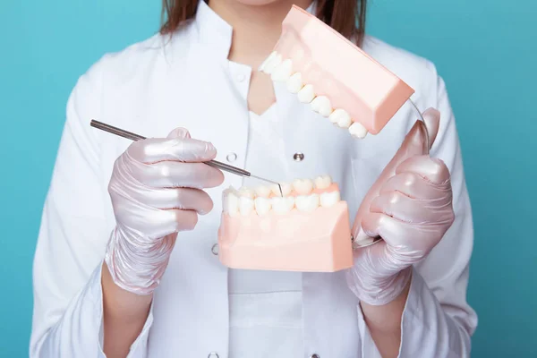 女性の手の歯科のインスチュアのクローズアップビュー. — ストック写真